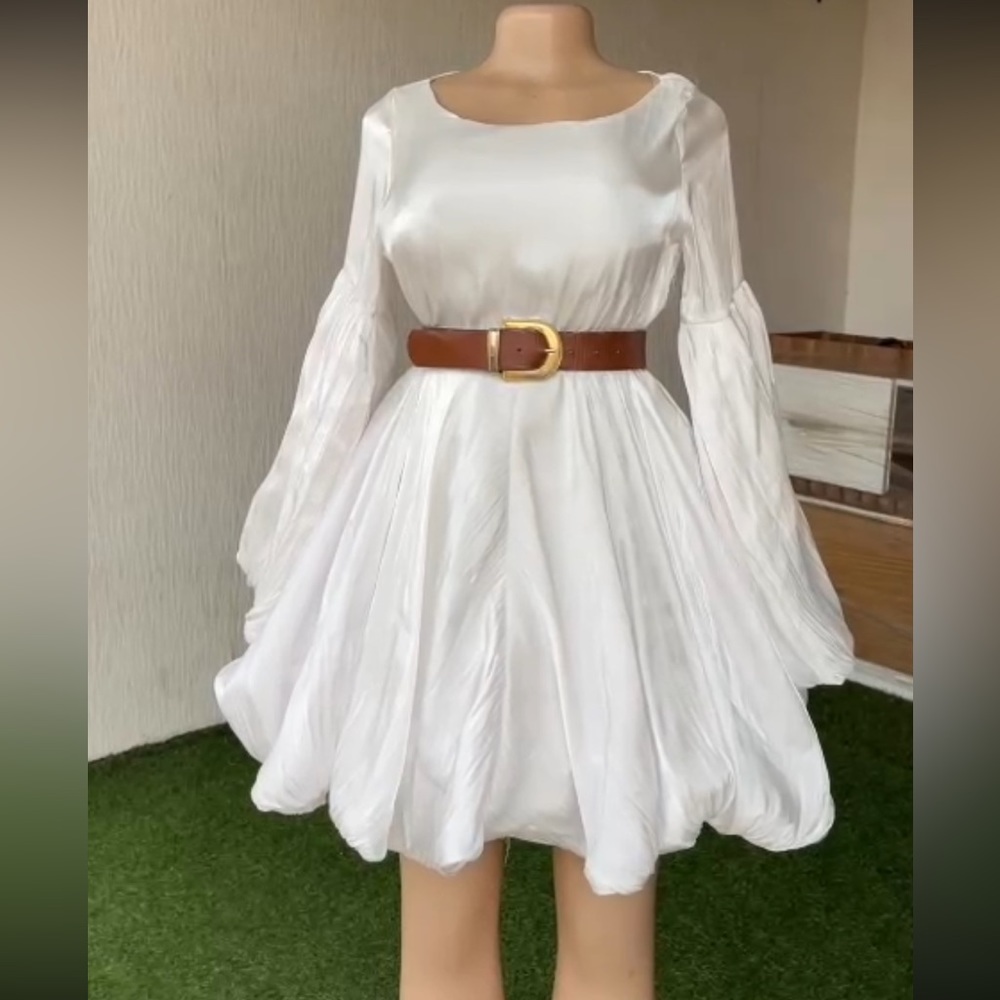 Size: Medium. Material: Silk. Color: White
